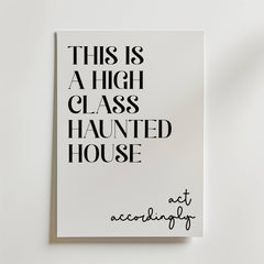 Bozetto Elegant Haunt Poster har en fet svart text som lyder "THIS IS A HIGH CLASS HAUNTED HOUSE" med kursivt "act accordingly" - ett stilfullt motiv för alla sofistikerade spökhus.