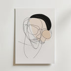 Poster Abstract Bearded Man från Bozetto har en minimalistisk linjeteckning av en skäggig man med glasögon och en mörk hatt, accentuerad av abstrakta beige former. Postern är tryckt på premiumpapper och passar perfekt för moderna interiörer.