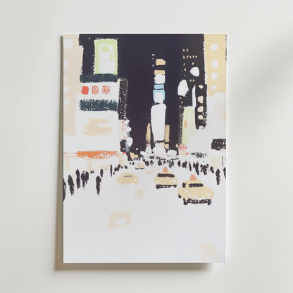 Bozetto Urban Glow Poster visar en livlig stadsgata på natten med suddiga ljus, höga byggnader, silhuetter av människor och gula taxibilar, tryckt på premiumpapper för en lyxigt matt yta som framhäver dess abstrakta urbana design.