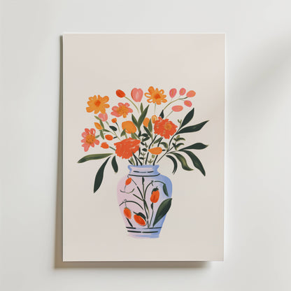 På Whispers of Spring Poster från Bozetto syns en blå vas med orange och rosa blommor och gröna blad mot en enkel ljus bakgrund på en vit vägg.
