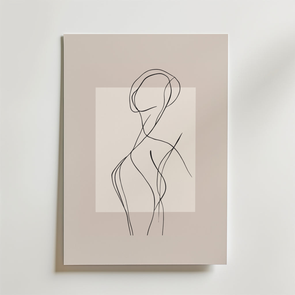 Curvy Line Art Woman Poster by Bozetto har minimalistisk svart linjekonst av en mänsklig figur på en mjuk beige bakgrund, tryckt på premiumpapper och visas på en matt vit yta.