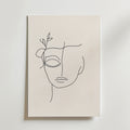 Kahlo Lines Poster by Bozetto har en minimalistisk linjeteckning av ett mänskligt ansikte med slutna ögon och ett löv nära tinningen, tryckt på premiumpapper med en lyxig matt finish och mot en ljus bakgrund.