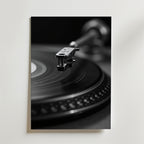 Bozetto Black And White Record Player Poster föreställer en svartvit närbild av en skivspelarnål på vinyl, tryckt på premiumpapper. Denna stilrena poster ger en tidlös touch till inredningen i alla rum.