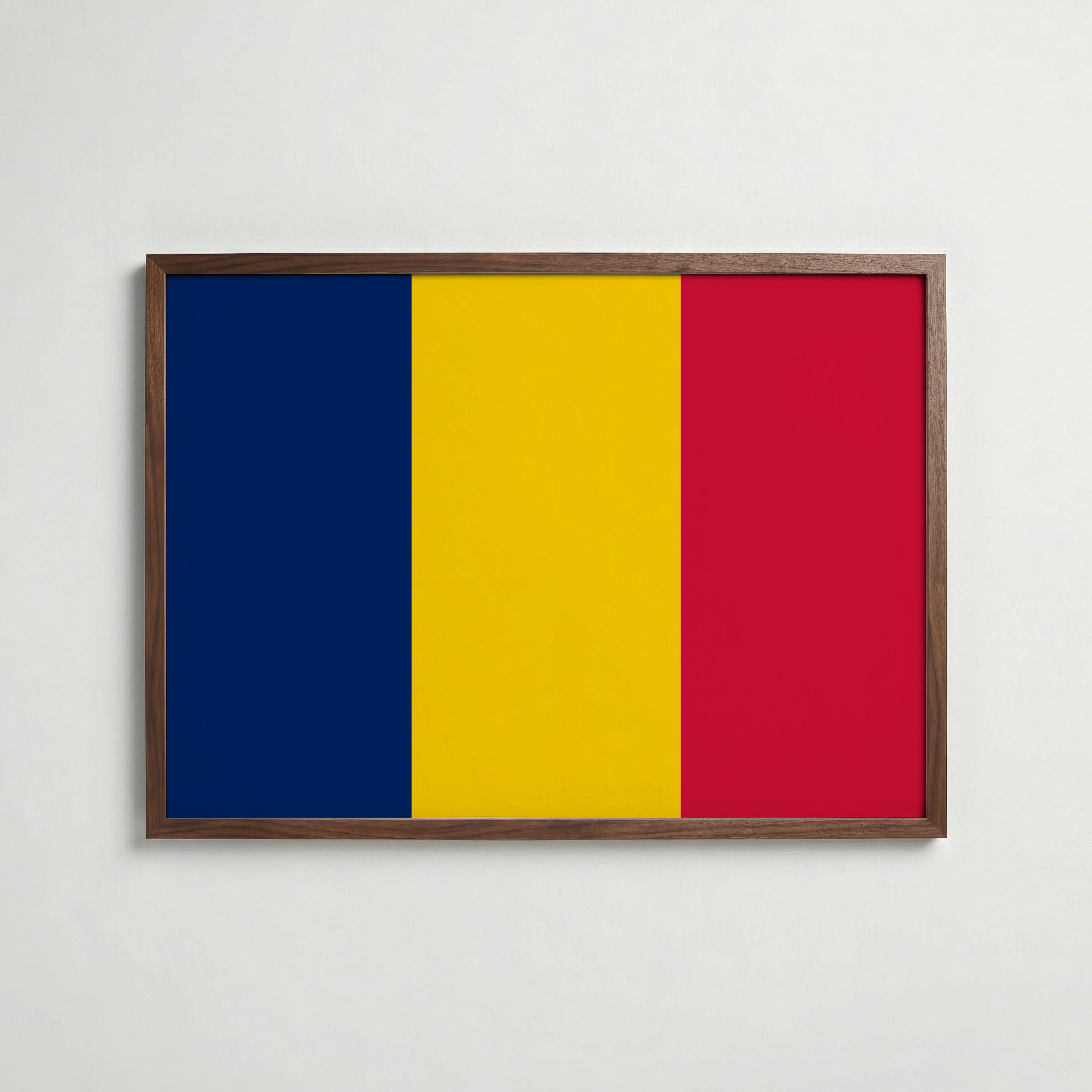 Chad National Flag Poster i valnötsram – varm konstaffisch för hemmet från Bozetto