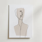 Bozetto Beige Floral Silhouette Poster har en minimalistisk linjeteckning av en figur med abstrakta beige former och en delikat blomma, tryckt på FSC-certifierat premiumpapper med en enfärgad vit bakgrund.