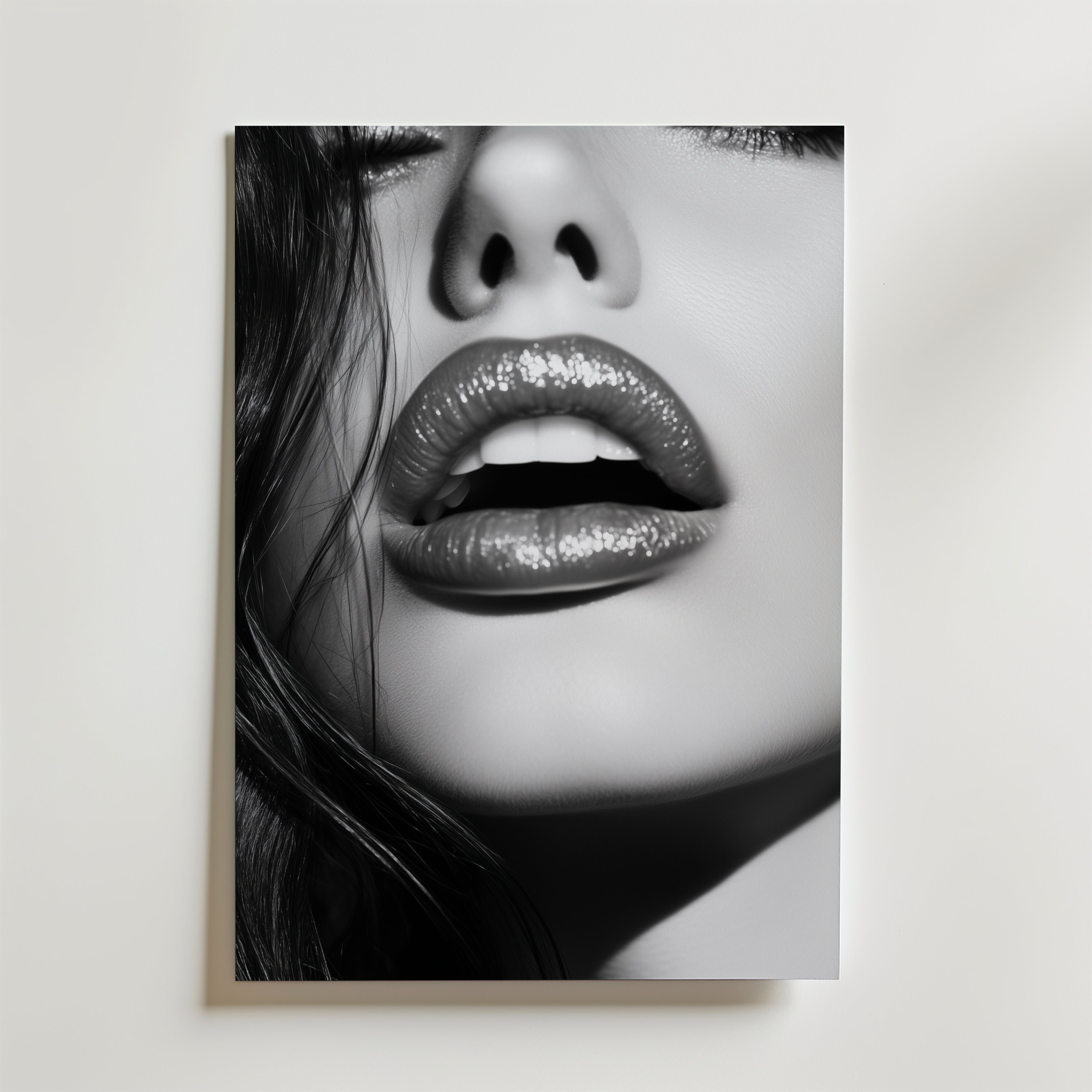 Bozetto Female Glamour Poster visar en svartvit närbild av glänsande läppar, partiell näsa och vågigt hår mot en enfärgad bakgrund, allt presenterat med en högkvalitativ finish.