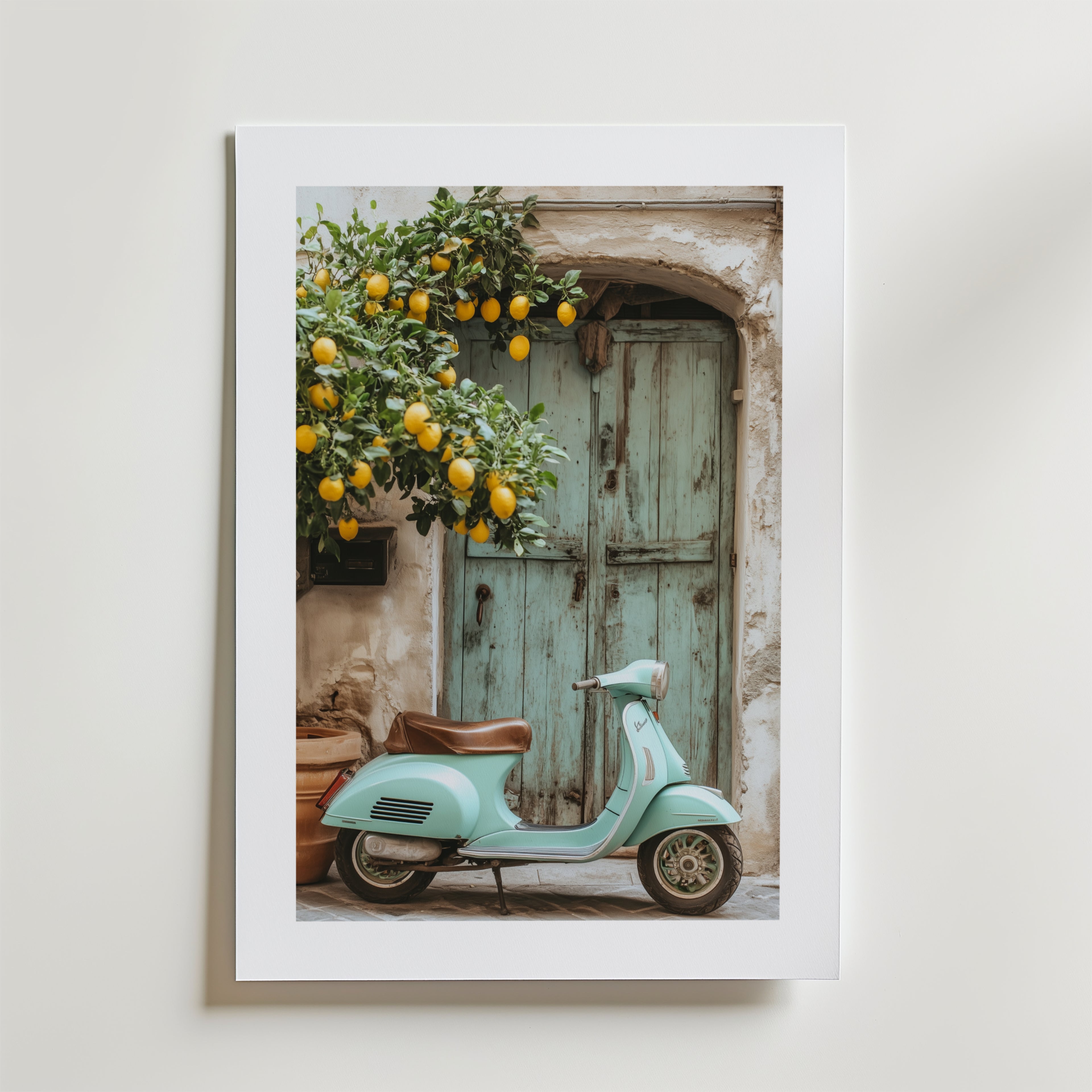 Bozetto Italian Vespa Poster föreställer en ljusblå scooter vid en rustik turkos dörr och ett citronträd, tryckt på FSC-certifierat premiumpapper med en lyxig matt finish för en raffinerad medelhavsinspirerad look.