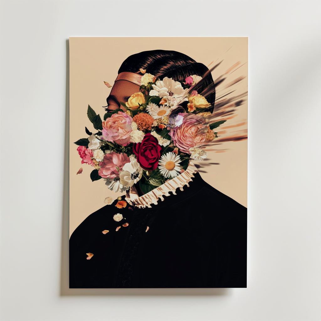Bozetto Floral Explosion Portrait Poster visar en mörkklädd person vars ansikte ersätts av levande blommor på en ljus bakgrund. Tryckt på premiumpapper med en matt finish för en modern look.