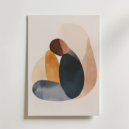 Postern Abstract Embrace från Bozetto visar överlappande organiska former i beige, senapsgult, mörkblått och brunt på vitt matt papper, tillverkad av högkvalitativa material och elegant monterad på en vägg.