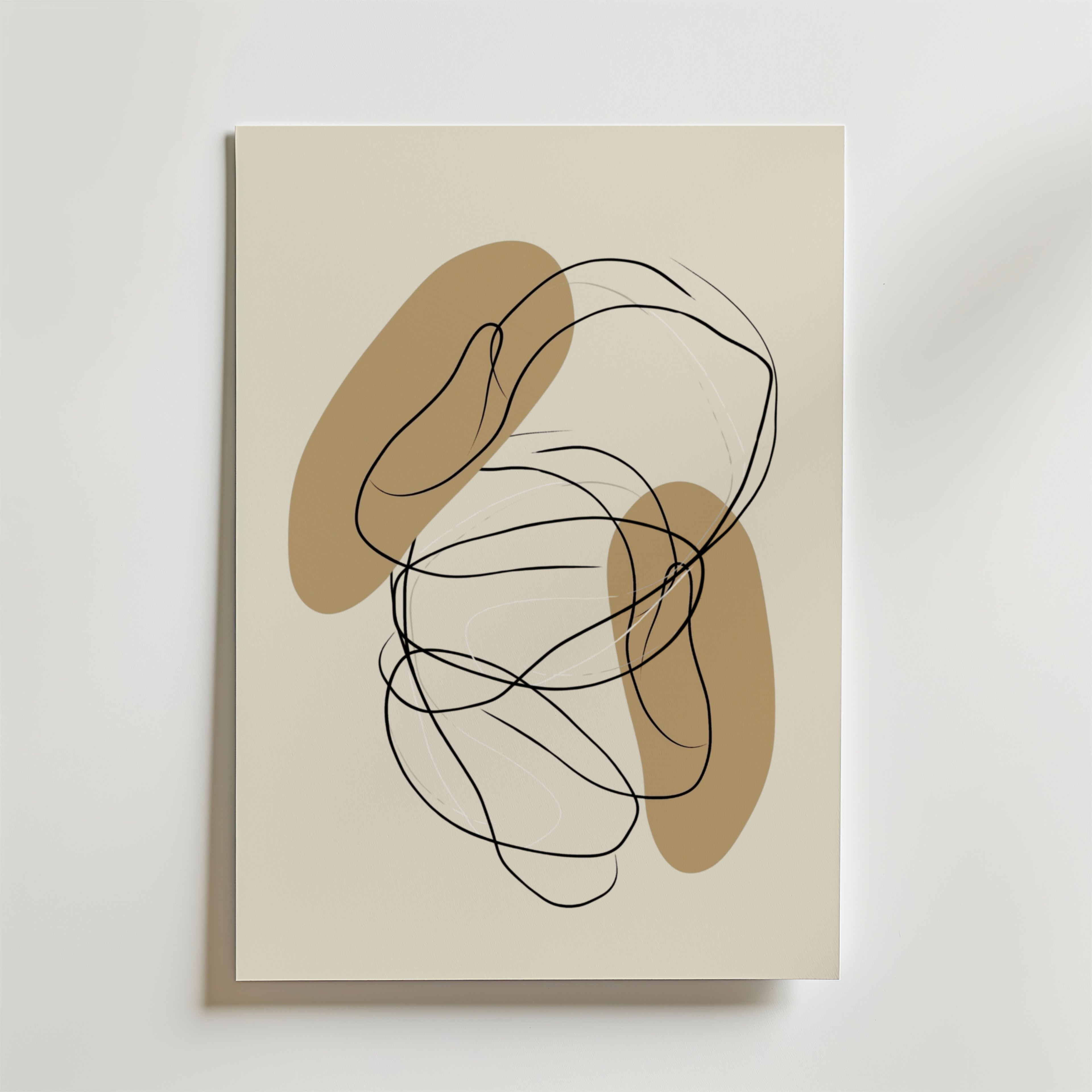 Tangled Rhythm Poster by Bozetto visar svarta linjer i slingor över solbruna accenter på en ljus beige bakgrund, vilket skapar en modern minimalistisk abstrakt konsttryck på lyxigt matt premiumpapper.