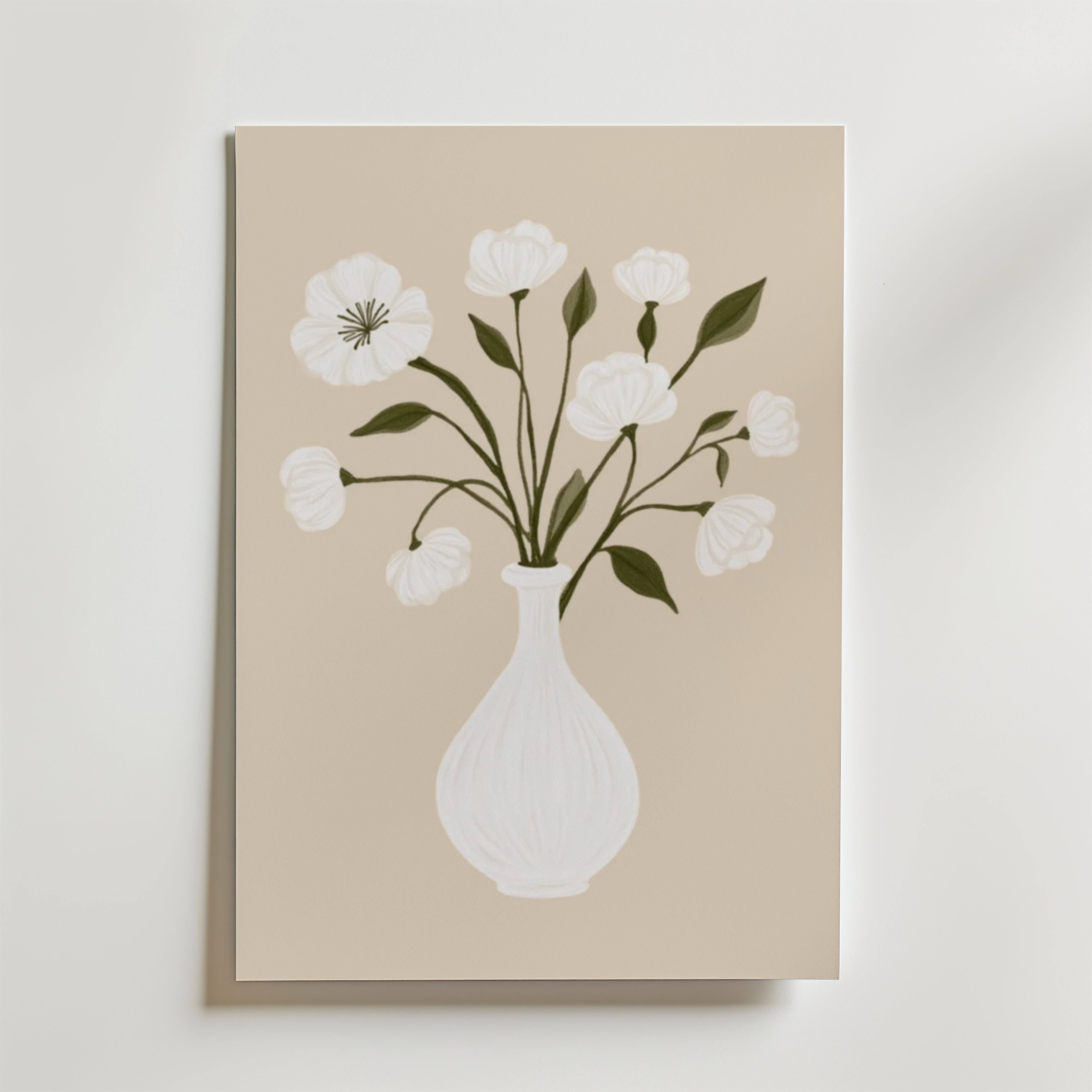 Bozetto Minimalist Floral White Vase Poster föreställer vita blommor med gröna blad i en vit vas på en beige bakgrund, tryckt på FSC-certifierat premiumpapper för en högkvalitativ finish.
