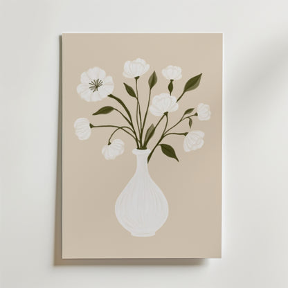 Bozetto Minimalist Floral White Vase Poster föreställer vita blommor med gröna blad i en vit vas på en beige bakgrund, tryckt på FSC-certifierat premiumpapper för en högkvalitativ finish.