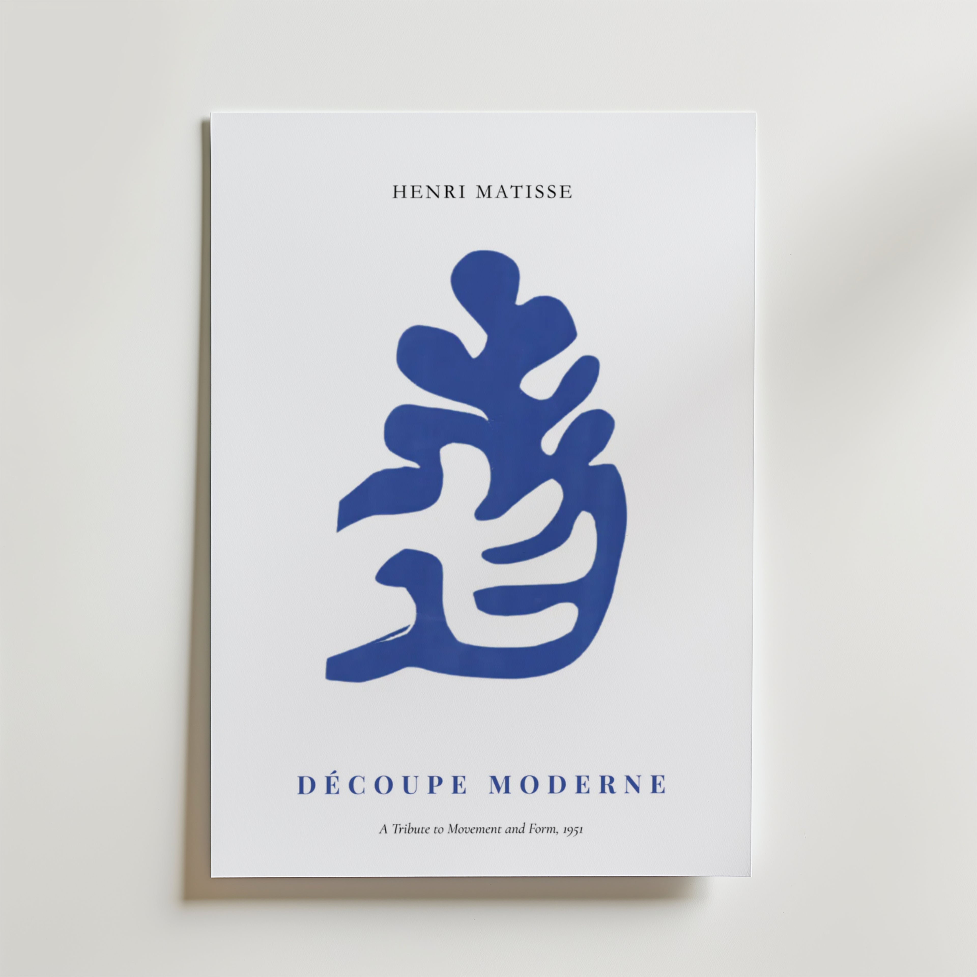 Matisse Decoupe Moderne från Bozetto är en minimalistisk affisch med en djärv blå abstrakt utskärning, Henri Matisses namn och "DÉCOUPE MODERNE: A Tribute to Movement and Form, 1951", tryckt på FSC-certifierat premiumpapper.