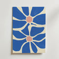 Bozetto Happy Blue Flower No.2 Poster är ett minimalistiskt print av abstrakta blå blommor med rosa mitt på ljus beige, producerat på FSC-certifierat premiumpapper för en modern och lekfull touch.