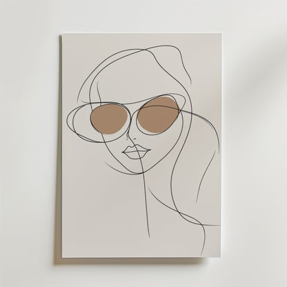 Minimalistisk linjeteckning av en kvinna med runda solglasögon, accentuerad med brun linsskuggning på en ljus bakgrund. Stylish Sunglasses Line Woman Poster från Bozetto är en perfekt modern inredningsdetalj för alla rum.