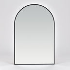 Bozetto Spegel Bauge Svart Deluxe 50x75 cm är en stor, modern bågformad spegel med en smal svart ram, som visas mot en vit bakgrund. Den moderna designen är enkel och fri från synliga detaljer eller dekorationer.