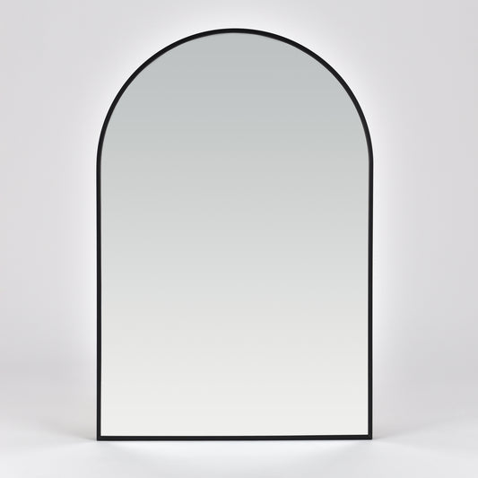 Bozetto Spegel Bauge Svart Deluxe 50x75 cm är en stor, modern bågformad spegel med en smal svart ram, som visas mot en vit bakgrund. Den moderna designen är enkel och fri från synliga detaljer eller dekorationer.