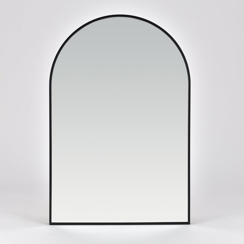 Bozetto Spegel Bauge Svart Deluxe 50x75 cm är en stor, modern bågformad spegel med en smal svart ram, som visas mot en vit bakgrund. Den moderna designen är enkel och fri från synliga detaljer eller dekorationer.