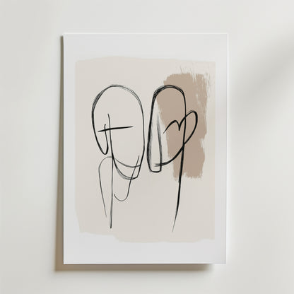 Bozettos Minimal Heart Connection Poster föreställer två abstrakta ansikten i svart kontur på en beigevit bakgrund, som överlappar varandra för att antyda intimitet. Postern är tryckt på premiumpapper och ger en harmonisk, minimalistisk touch till alla utrymmen.