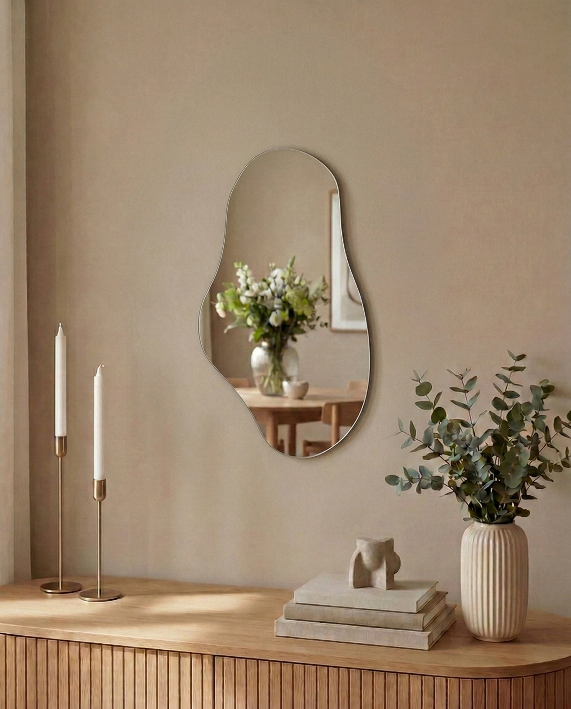 Fryken – Asymmetrisk spegel 40×65 cm – väggspegel modern inredning – Speglar hos Bozetto