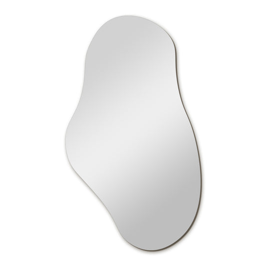 Bozetto Spegel Wave 45x65 cm är en modern, ramlös spegel med mjuka, organiska kurvor och en oregelbunden form som påminner om en abstrakt vattenpöl.