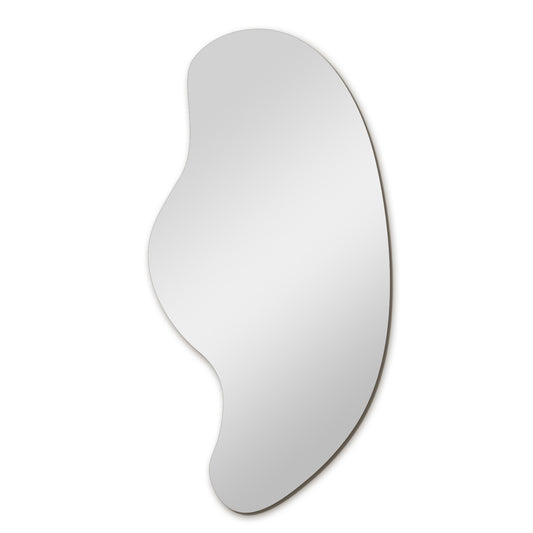 Bozetto Spegel Bris 40x80 cm har en oregelbunden form och släta, vågiga kanter som skapar ett modernt, elegant utseende mot en vit bakgrund - perfekt för att förbättra alla utrymmen.