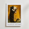 Gustav Klimt Golden Embrace Cats affisch på neutral bakgrund – poster från Bozetto