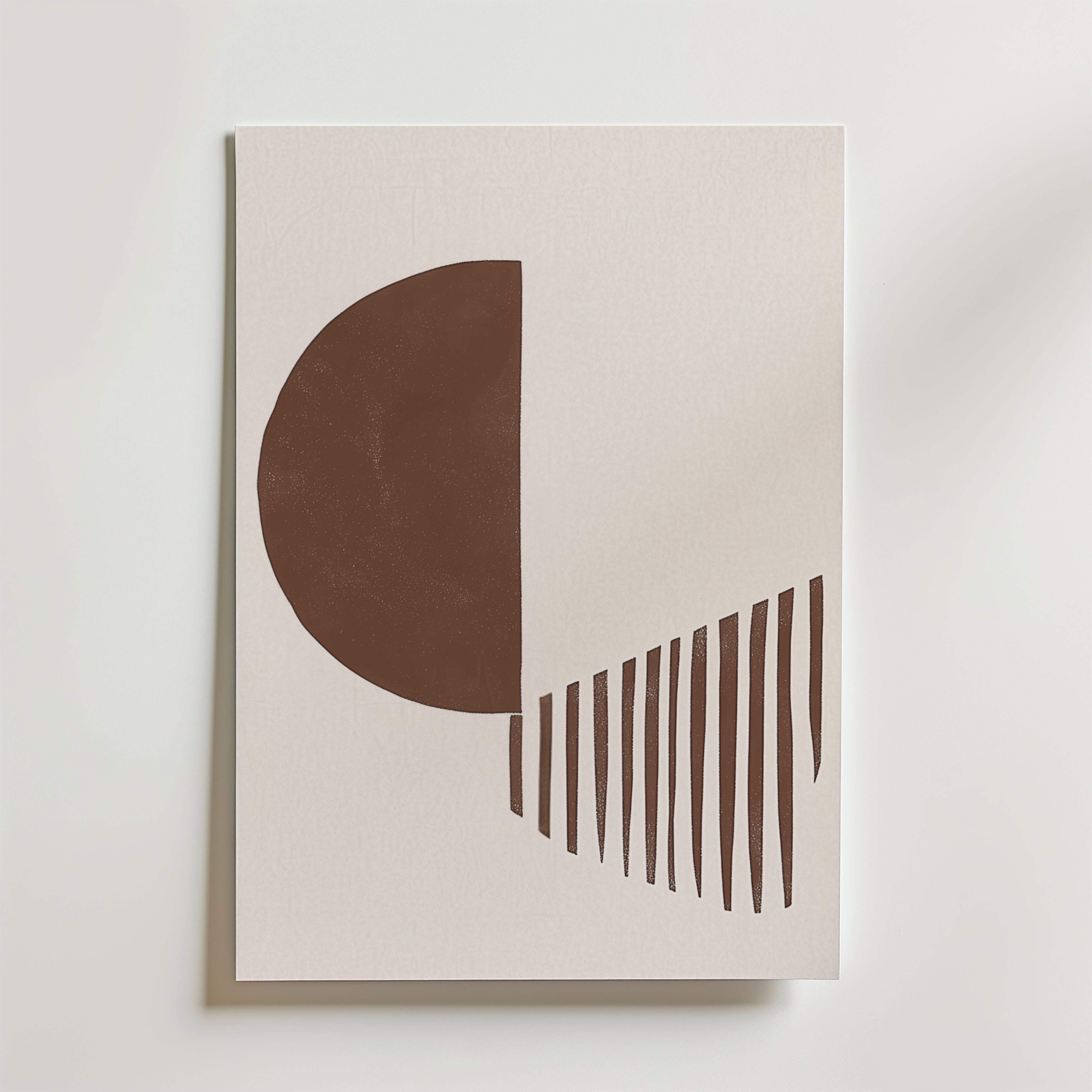 Bozetto Organic Lines Contrast Poster har minimalistiska bruna halvcirklar och organiska linjer på premium, FSC-certifierat papper, mot en ljusbeige bakgrund för en sofistikerad touch.