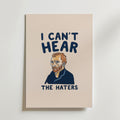 Bozetto Van Gogh Can't Hear Poster visar ett illustrerat Van Gogh-porträtt med frasen "I CAN'T HEAR THE HATERS", som sömlöst blandar klassisk konst och modern ironi på en beige bakgrund.