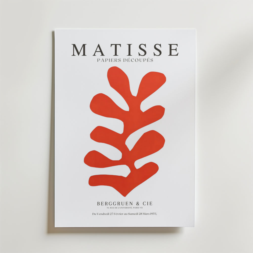 Bozetto Matisse Papier Decoupes Poster har ett rött utskuret blad på vit matt botten med titeln MATISSE PAPIERS DÉCOUPÉS och utställningsdetaljer från Berggruen & Cie på franska. Tryckt på premiumpapper.