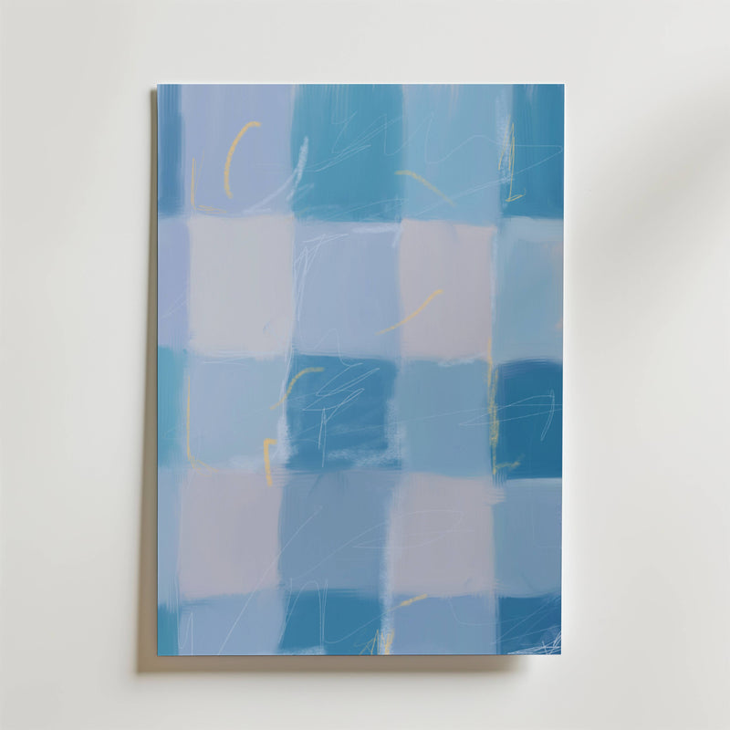 Nordic Breeze Poster" av Bozetto har en abstrakt blå schackbräda i blått och ljusgrått, accentuerad med gult och vitt klotter. Det här konstverket med nordisk design sticker ut vackert mot en vit bakgrund.