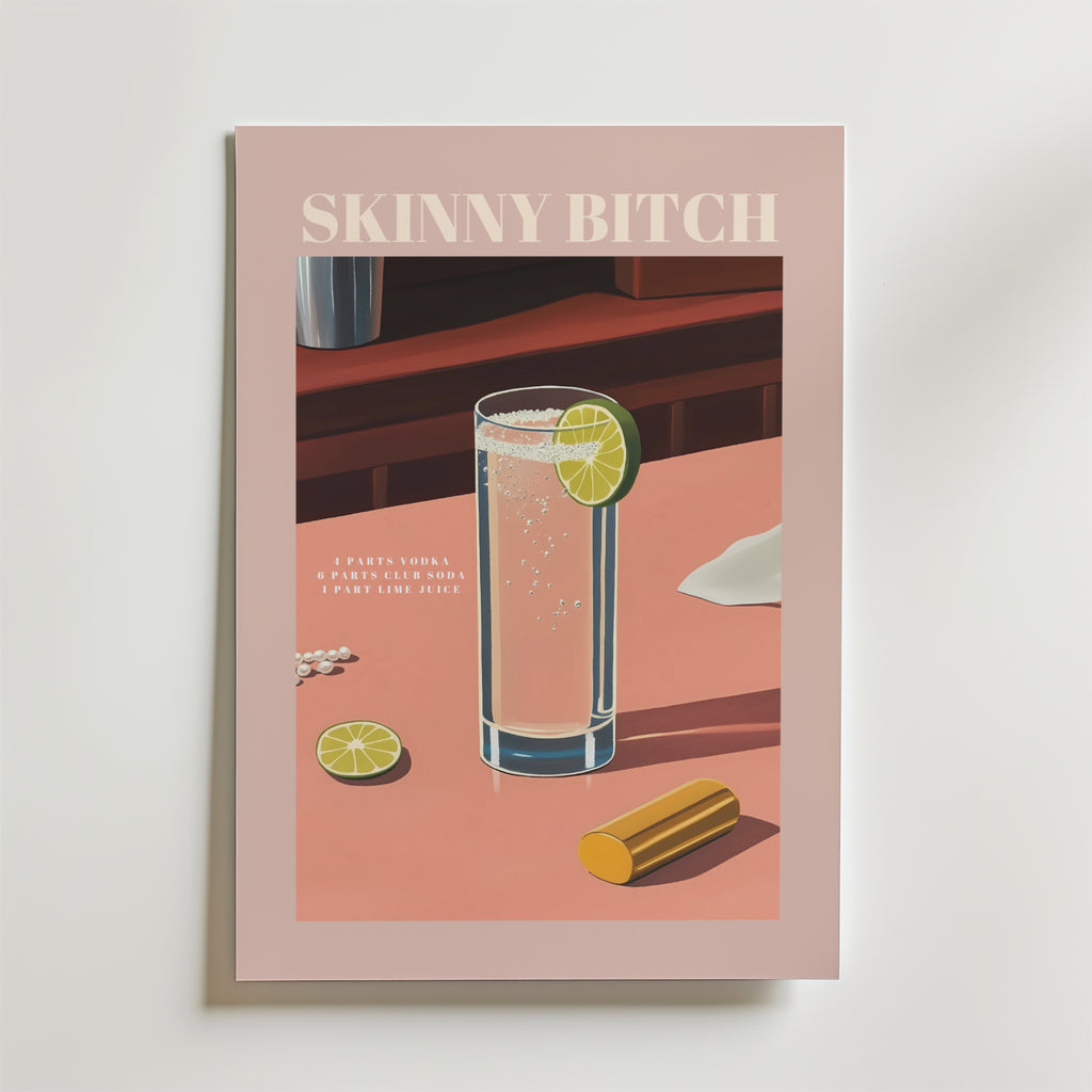 Bozetto Skinny Bitch Cocktail Poster visar en klar cocktail med lime på en rosa yta och en jigger i metall. Recepttexten är tryckt på premiumpapper med en lyxig matt finish och följer elegant med glaset.