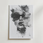 Chic smoke Poster från Bozetto har ett svartvitt porträtt av en kvinna i stora solglasögon som röker en cigarett med virvlande rök och abstrakta överlägg. Den är avslutad med en lyxigt matt yta för en högkvalitativ look.
