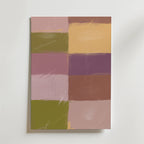 Clay Serenity Poster av Bozetto visar överlappande rektanglar i dämpad rosa, olivgrönt och senapsgult med mjuka penseldrag och vitt klotter - vilket återspeglar jordnära elegans och subtil japandi-estetik.