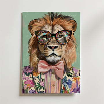 Bozettos Jungle Gentleman Poster föreställer ett stilfullt lejon med stora blommiga glasögon, en rosa fluga och en blommig kostym mot en ljusgrön bakgrund, allt tryckt på högkvalitativt premiumpapper.