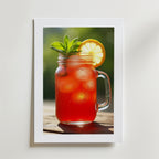 Bozetto Strawberry Lemonade Poster visar ett inramat foto av en murarburk med rött iste, citron och mynta, tryckt på premiumpapper med en matt finish och visas mot en suddig grön bakgrund.