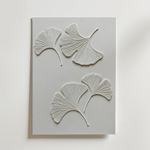 Bozetto Ginkgo Leaf Textured Poster visar fyra präglade ginkgoblad på en rektangulär canvas med en lyxig matt finish för en elegant och raffinerad look.