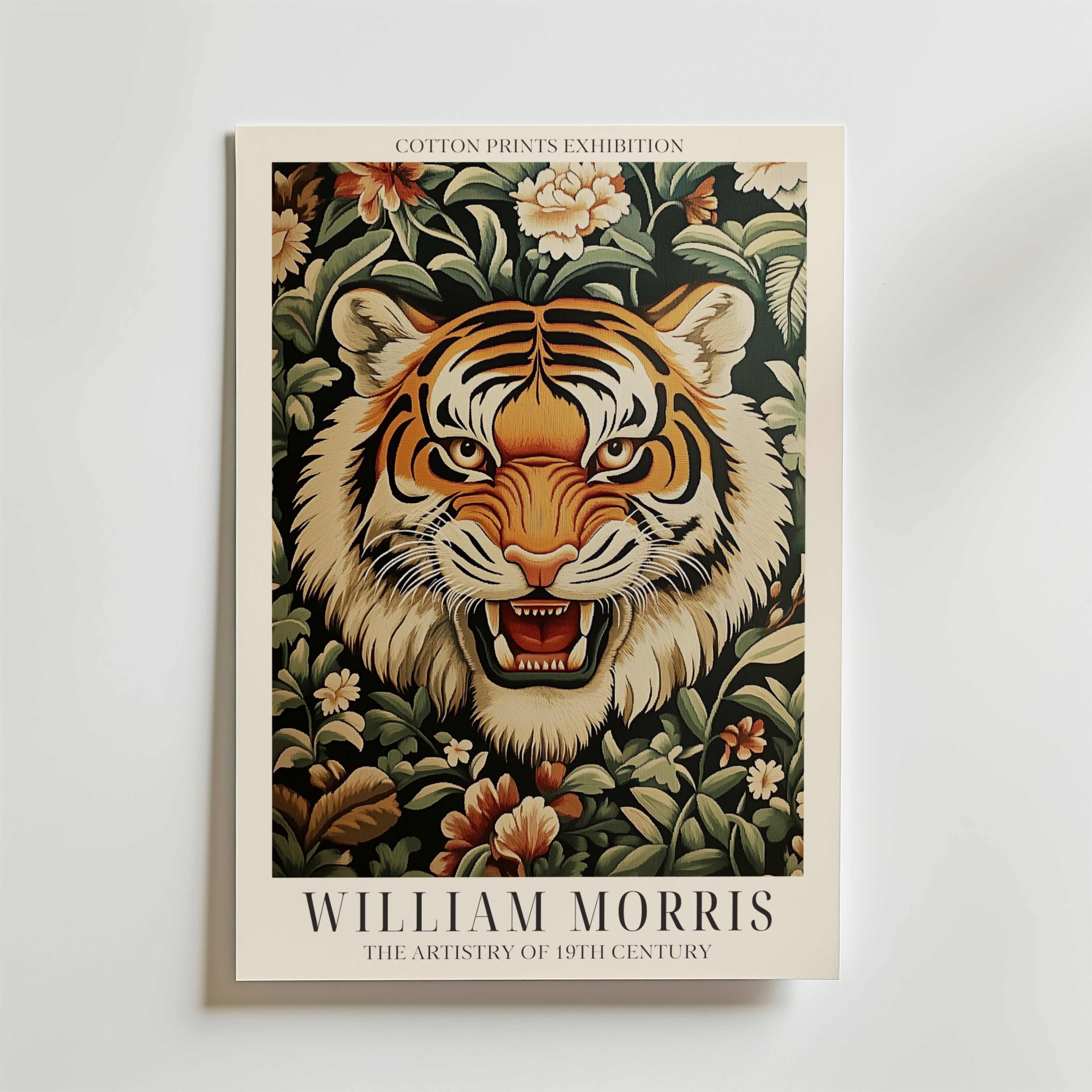 Bozetto Tiger Bloom William Morris Poster föreställer ett detaljerat tigerhuvud och dekorativa blommor, med texten: "William Morris: The Artistry of 19th Century. Cotton Prints Exhibition.