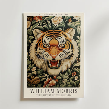 Bozetto Tiger Bloom William Morris Poster föreställer ett detaljerat tigerhuvud och dekorativa blommor, med texten: 