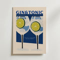 Bozetto Gin & Tonic Cocktail Poster har två glas med is och lime, receptdetaljer och en blå och krämfärgad palett, vackert tryckt på FSC-certifierat premiumpapper.