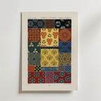 Affischen Chinois Japonais Poster från Bozetto visar ett vintage rutnät av utsmyckade kinesiska och japanska mönster i rött, blått, gult och grönt på premiumpapper med en lyxig matt finish. Titeln CHINOIS-JAPONAIS toppar designen.