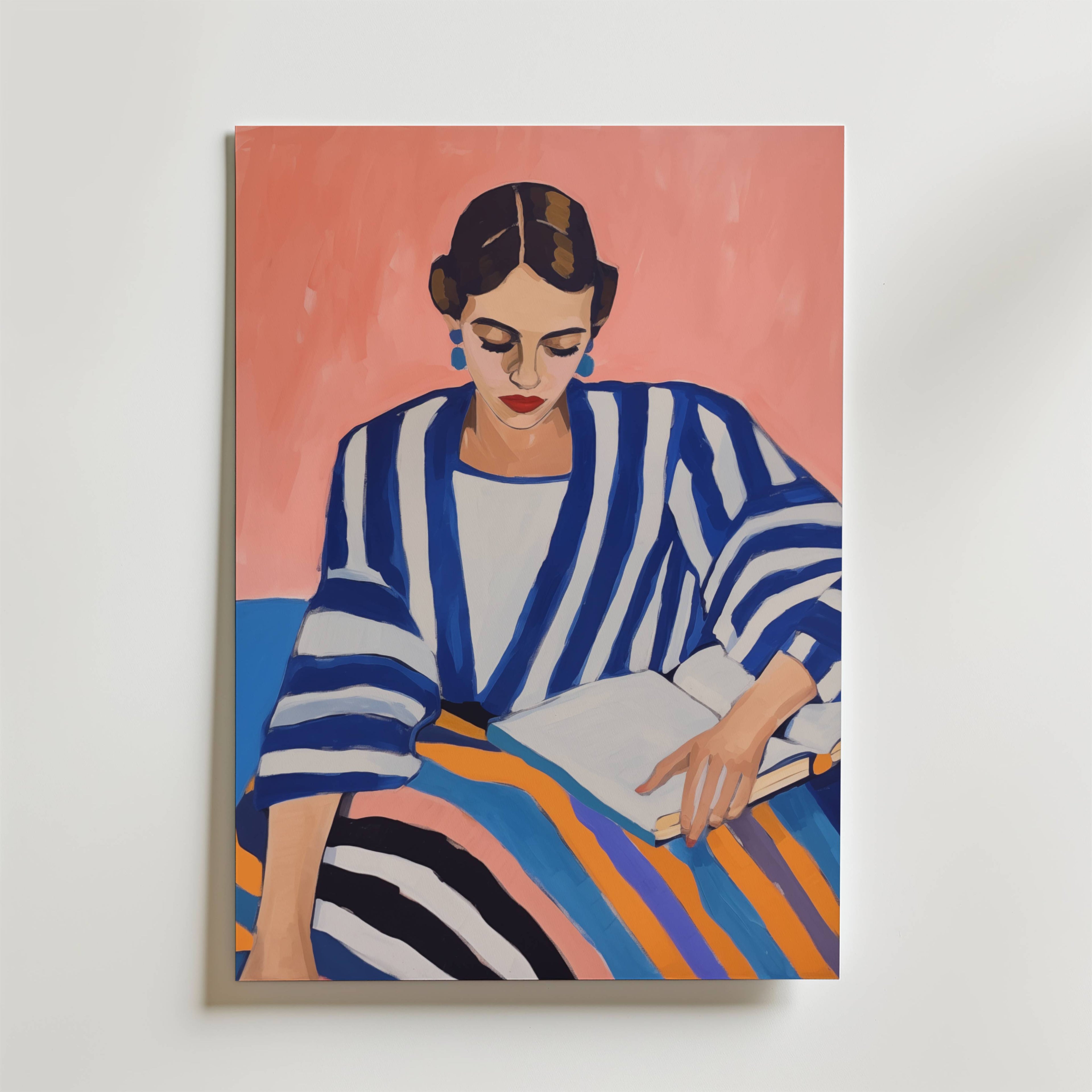 Postern Her Quiet Chapter av Bozetto visar en mörkhårig kvinna i blå och vit morgonrock som läser mot en persikofärgad bakgrund - en poetisk, reflekterande scen som accentueras av djärva, flerfärgade ränder.