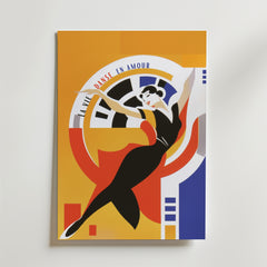 La Vie Danse En Amour Poster från Bozetto visar en kvinna i svart klänning som dansar bland geometriska former, med fransk text ovanför henne. Tryckt på premiumpapper med matt yta för en stilren Art Deco touch.