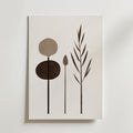 Postern Abstract Garden Shapes Poster från Bozetto har tre abstrakta växtformer i neutralt brunt på en ljus bakgrund med en vit kant, tryckt på premiumpapper för en elegant och minimalistisk look.
