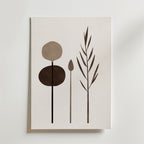 Postern Abstract Garden Shapes Poster från Bozetto har tre abstrakta växtformer i neutralt brunt på en ljus bakgrund med en vit kant, tryckt på premiumpapper för en elegant och minimalistisk look.