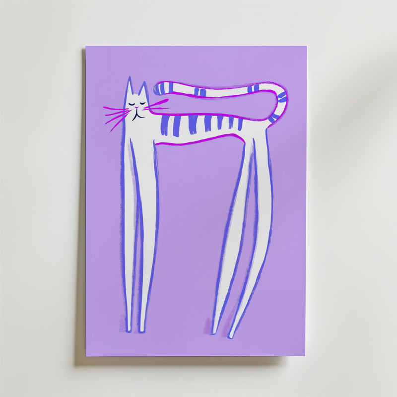 Affischen Stretching Cat Poster från Bozetto föreställer en lång, tunn vit katt med lila ränder som lekfullt poserar på ett lila fält, med kroppen i en nyckfull form och ett belåtet uttryck för en touch av humoristisk konst.