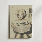 En kvinna med vintagehår och smink sitter i ett kaklat rum och håller i en "THE WORLD IS ENDING"-tidning. Denna svartvita Bozetto "The World is Ending Retro Poster" har en lyxig matt finish på FSC-certifierat premiumpapper.
