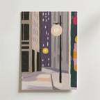 City Stillness Poster från Bozetto är tryckt på premiumpapper och visar en snöig stadsgata på natten i lila och beige toner - höga byggnader och glödande gatlyktor gör den till en lugnande inredningsposter för moderna miljöer.