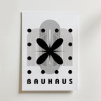 Bozetto Bauhaus Abstract Bloom Poster har svarta geometriska former, linjer och prickar på premiumpapper med "BAUHAUS" längst ner - vilket fångar Bauhaus design och modern elegans i en minimalistisk stil.