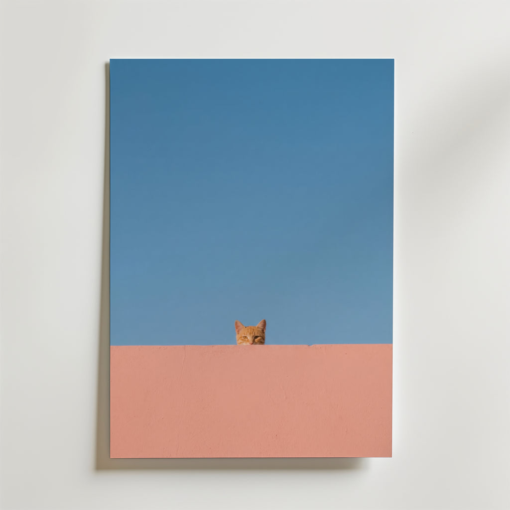 Curious Cat Horizon Poster – En minimalistisk och lekfull poster där en nyfiken katt försiktigt kikar upp över en mjuk
